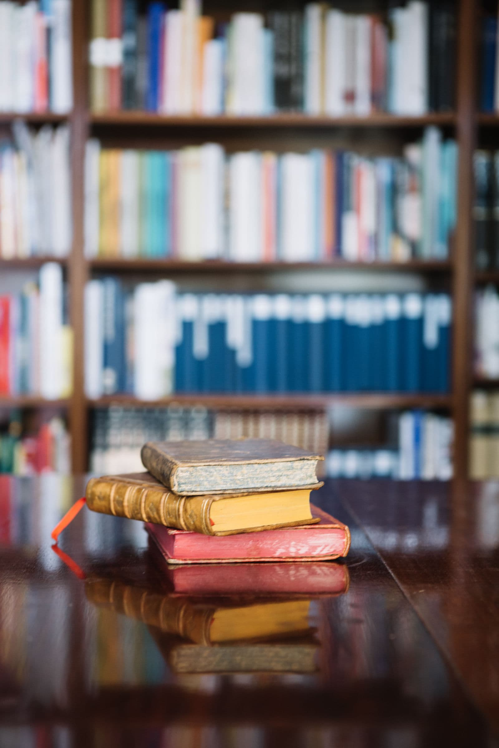 Livros de Direito em uma estante