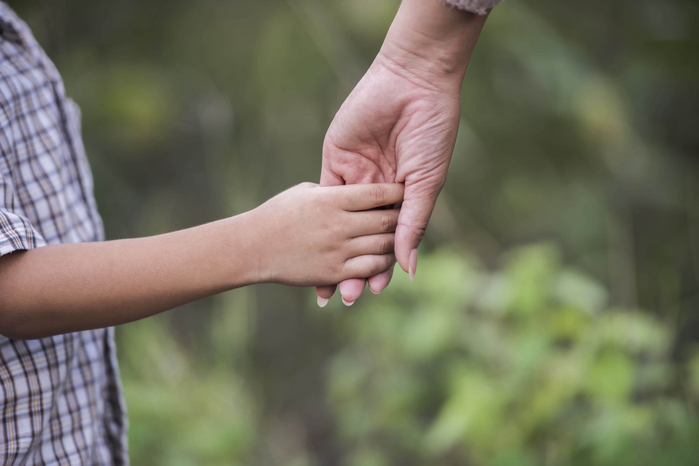 Mãos de adulto e criança