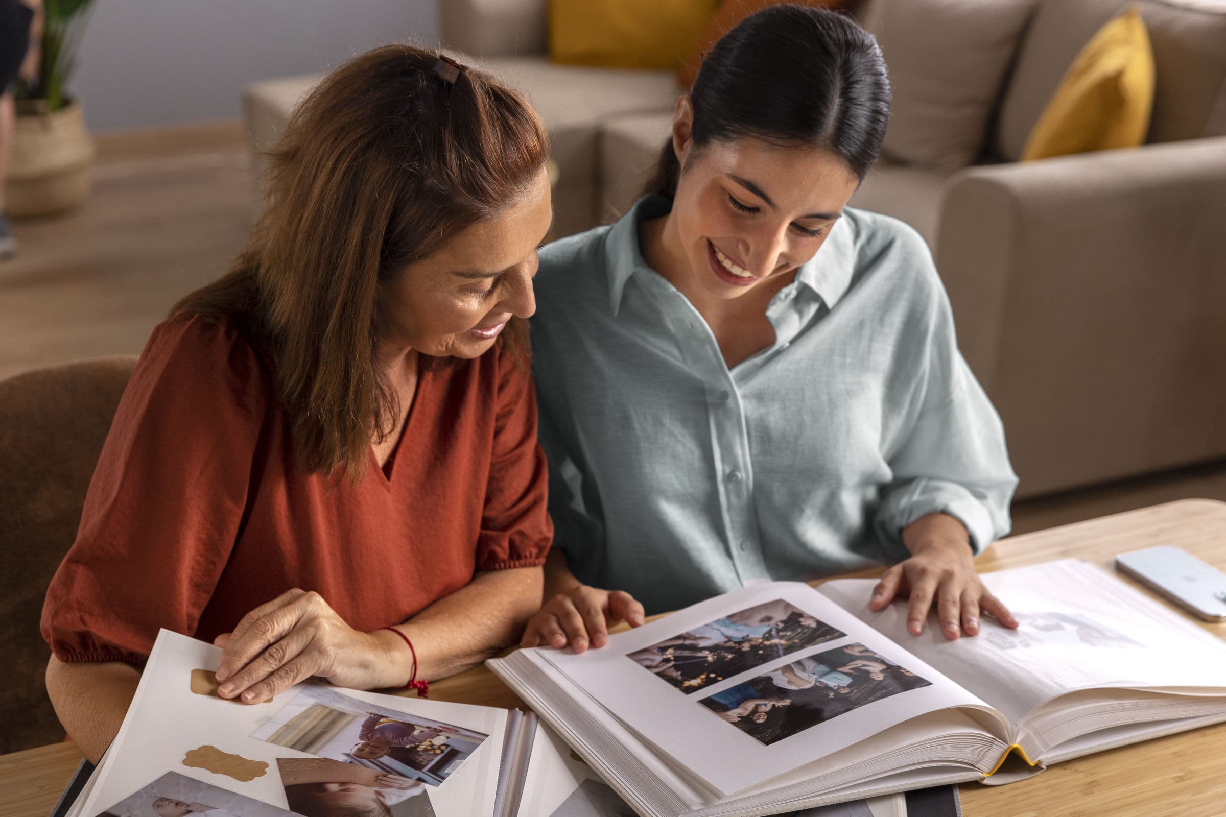 Documentos e fotos de família sobre a mesa
