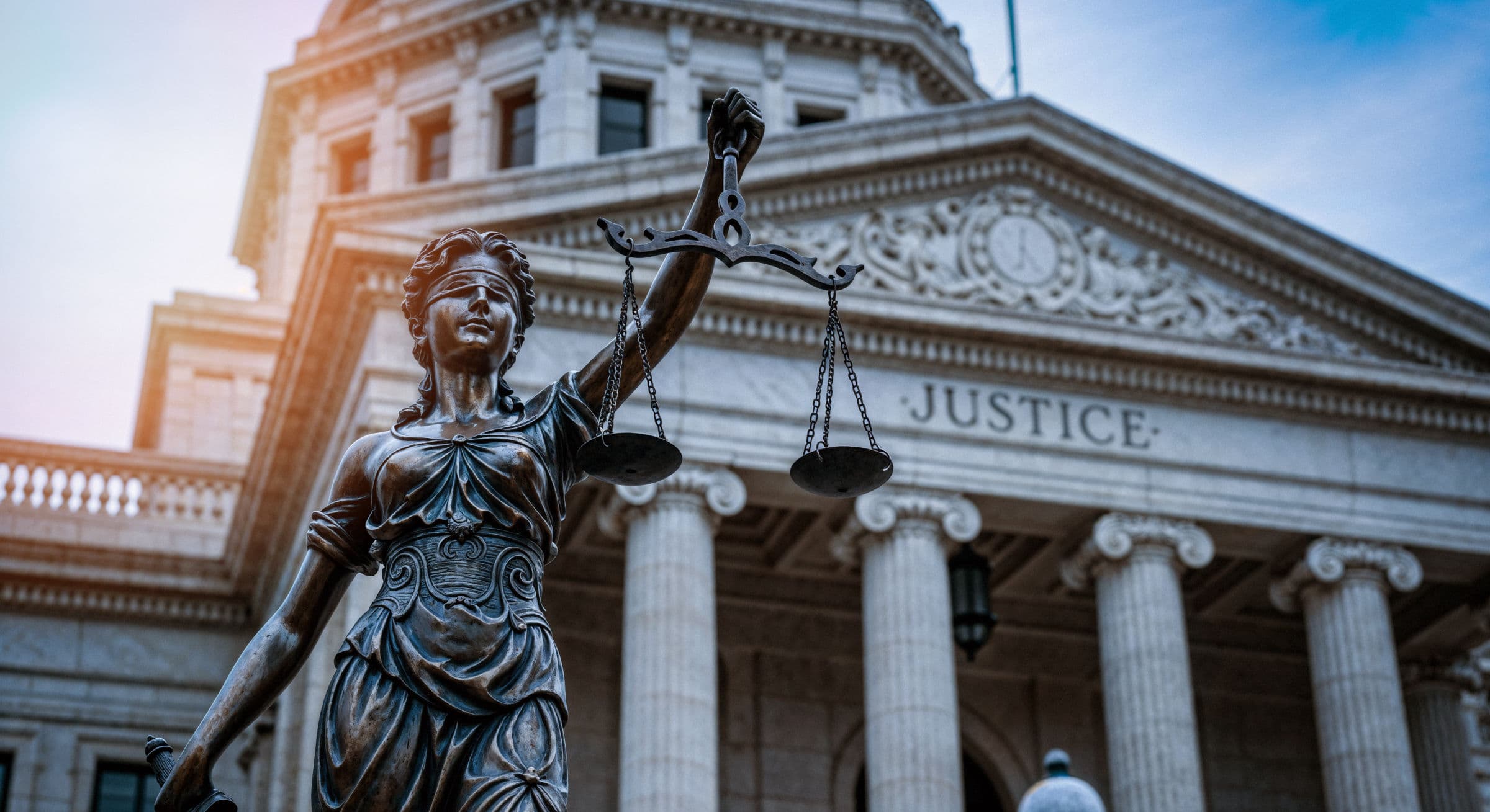 Estátua da Justiça em frente a um tribunal